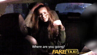 FakeTaxi - Alexis Crystal komálja a taxiban dugást